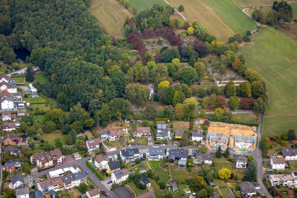 Kreuztal von oben - Grabreihen auf dem Gelände des Friedhofes Friedhof Kreuztal Ernsdorf in Kreuztal im Bundesland Nordrhein-Westfalen, Deutschland