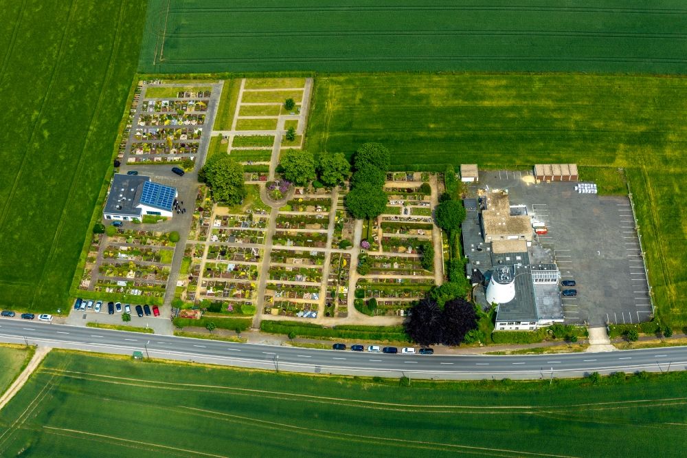 Luftaufnahme Lippramsdorf - Grabreihen auf dem Gelände des Friedhofes Friedhof St. Lambertus in Lippramsdorf im Bundesland Nordrhein-Westfalen, Deutschland