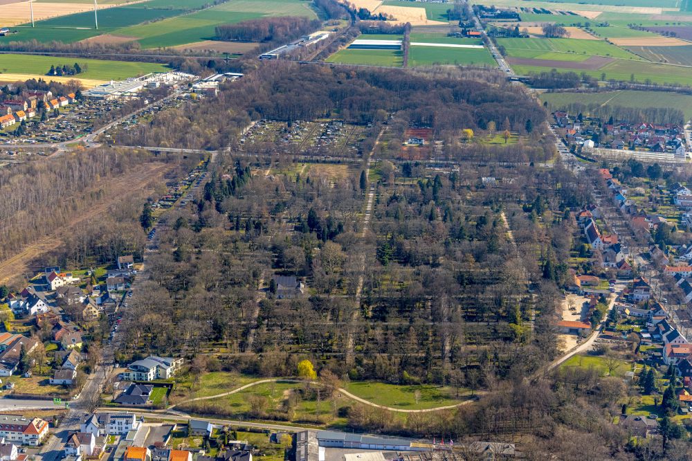 Luftaufnahme Soest - Grabreihen auf dem Gelände des Friedhofes Friedhof Soest in Soest im Bundesland Nordrhein-Westfalen, Deutschland