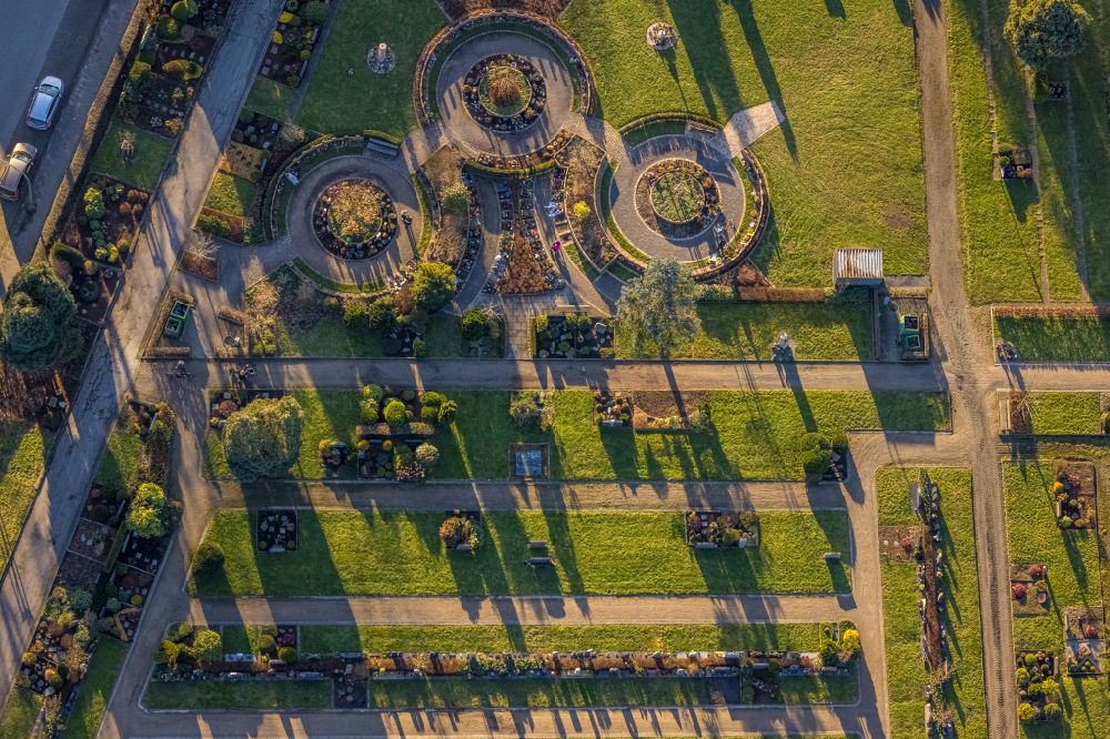 Luftbild Gladbeck - Grabreihen auf dem Gelände des Friedhofes in Gladbeck im Bundesland Nordrhein-Westfalen, Deutschland