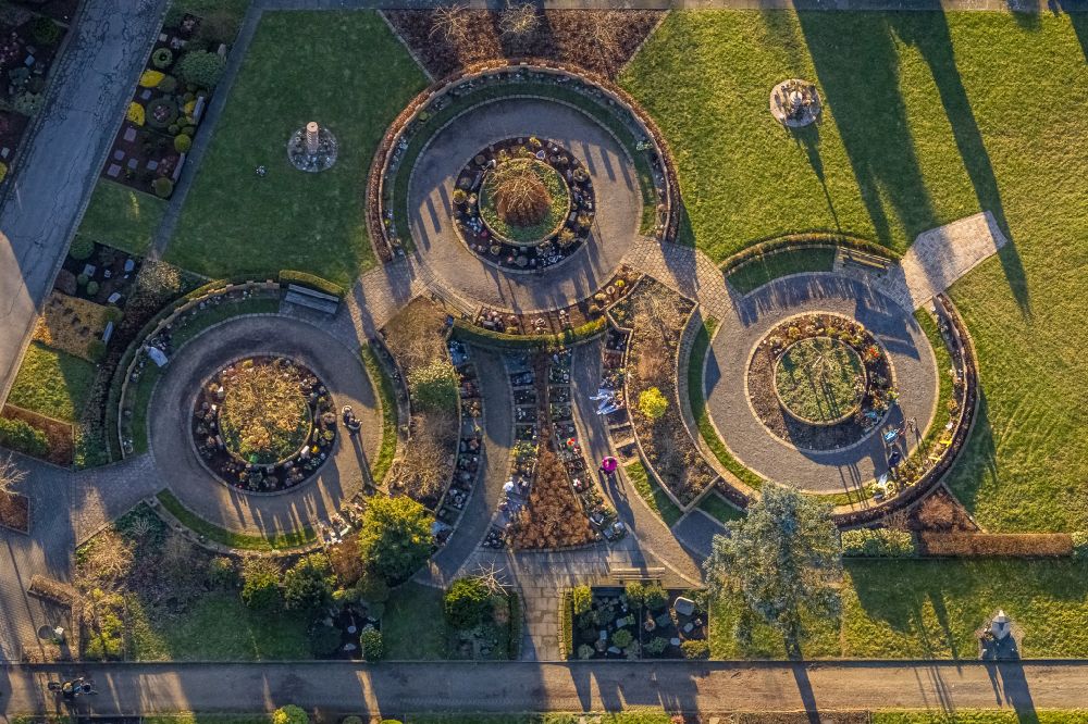 Luftaufnahme Gladbeck - Grabreihen auf dem Gelände des Friedhofes in Gladbeck im Bundesland Nordrhein-Westfalen, Deutschland