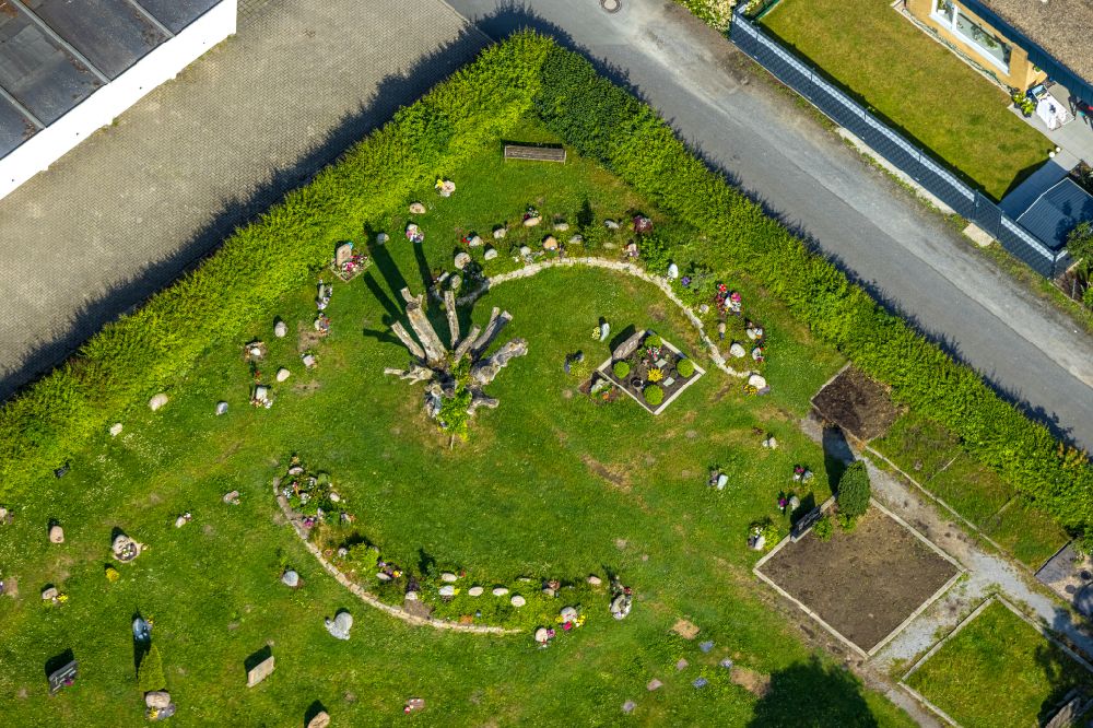 Hamm von oben - Grabreihen auf dem Gelände des Friedhofes in Hamm im Bundesland Nordrhein-Westfalen, Deutschland
