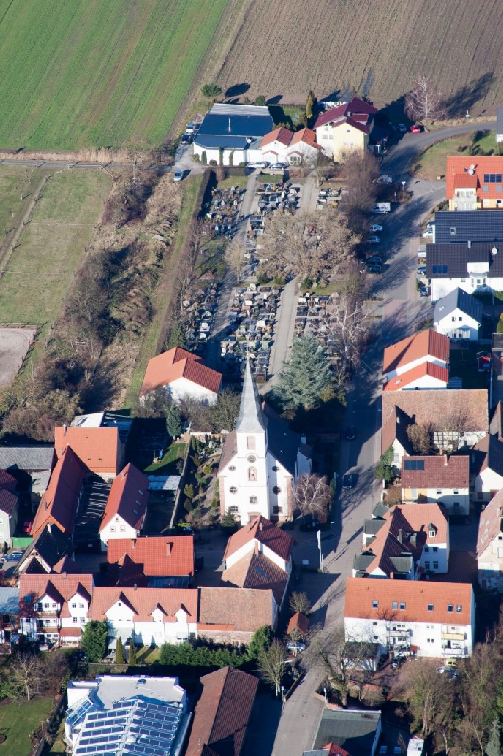 Luftbild Hanhofen - Grabreihen auf dem Gelände des Friedhofes in Hanhofen im Bundesland Rheinland-Pfalz, Deutschland