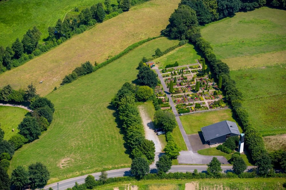 Luftaufnahme Hattingen - Grabreihen auf dem Gelände des Friedhofes in Hattingen im Bundesland Nordrhein-Westfalen