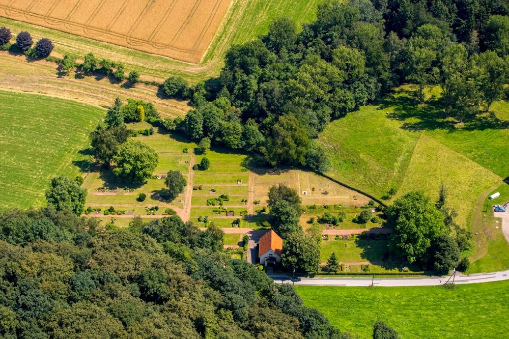 Hattingen aus der Vogelperspektive: Grabreihen auf dem Gelände des Friedhofes in Hattingen im Bundesland Nordrhein-Westfalen