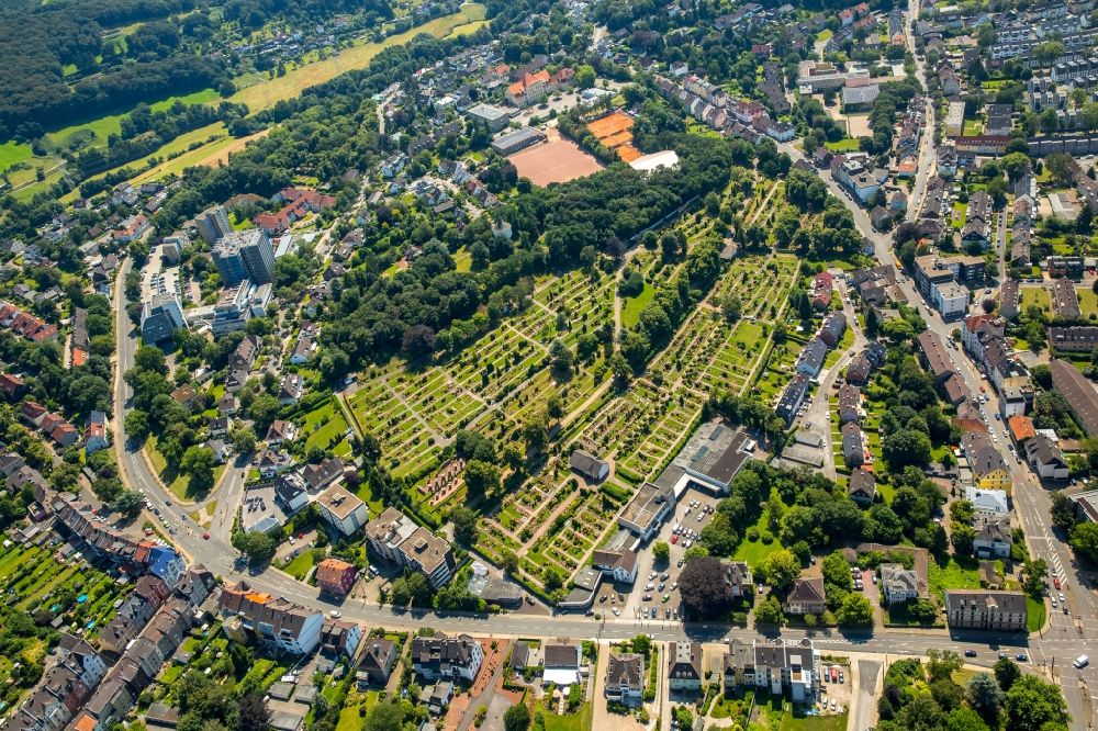 Hattingen von oben - Grabreihen auf dem Gelände des Friedhofes in Hattingen im Bundesland Nordrhein-Westfalen