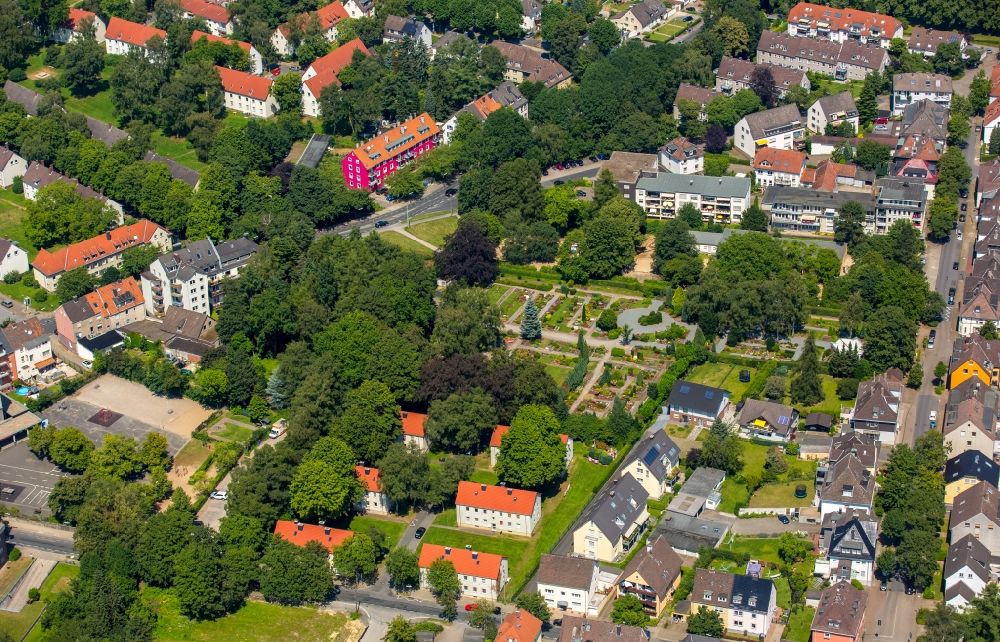 Luftbild Hattingen - Grabreihen auf dem Gelände des Friedhofes in Hattingen im Bundesland Nordrhein-Westfalen