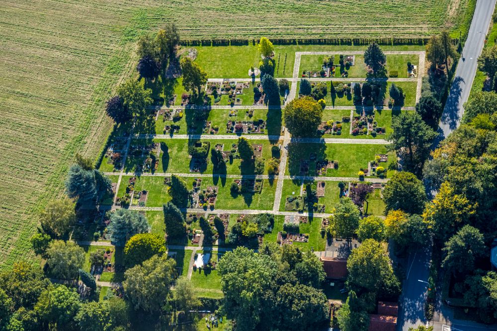 Hemmerde von oben - Grabreihen auf dem Gelände des Friedhofes in Hemmerde im Bundesland Nordrhein-Westfalen, Deutschland