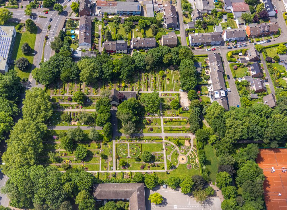 Herne aus der Vogelperspektive: Grabreihen auf dem Gelände des Friedhofes in Herne im Bundesland Nordrhein-Westfalen, Deutschland