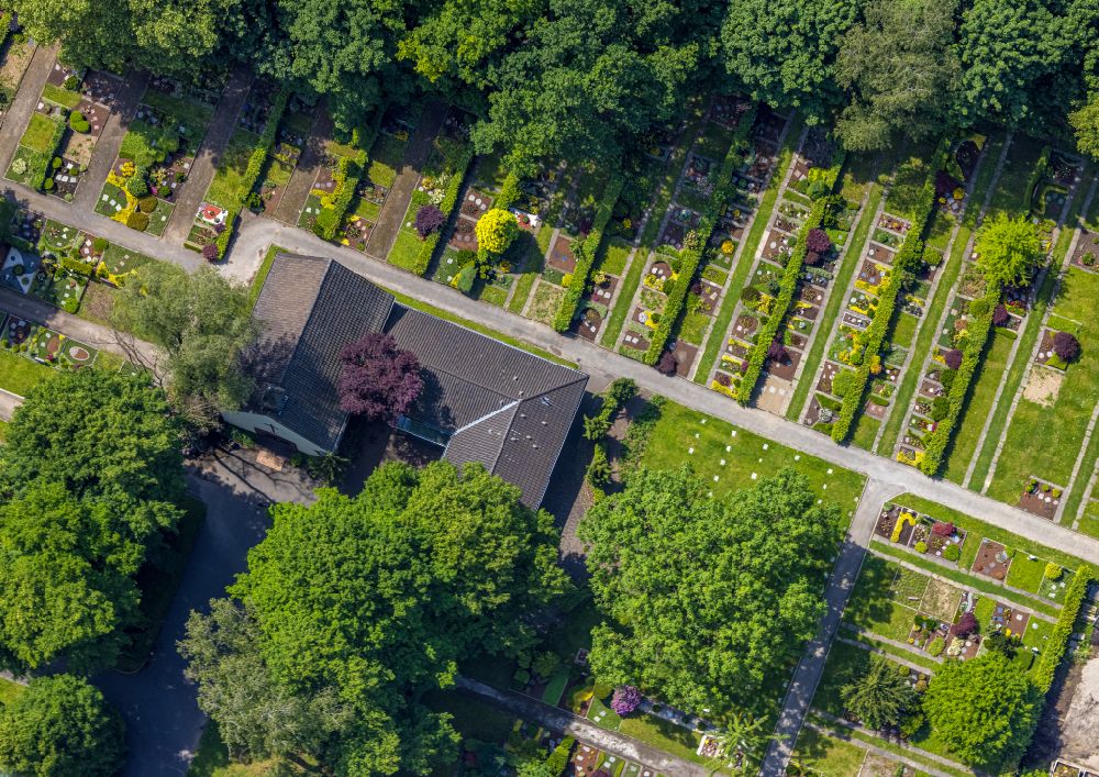 Luftbild Herne - Grabreihen auf dem Gelände des Friedhofes in Herne im Bundesland Nordrhein-Westfalen, Deutschland