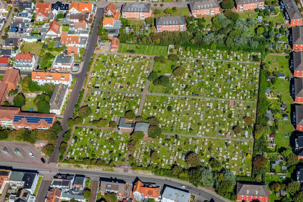 Luftbild Norderney - Grabreihen auf dem Gelände des Friedhofes inder Jann-Berghaus-Straße 44-45 auf Norderney im Bundesland Niedersachsen, Deutschland