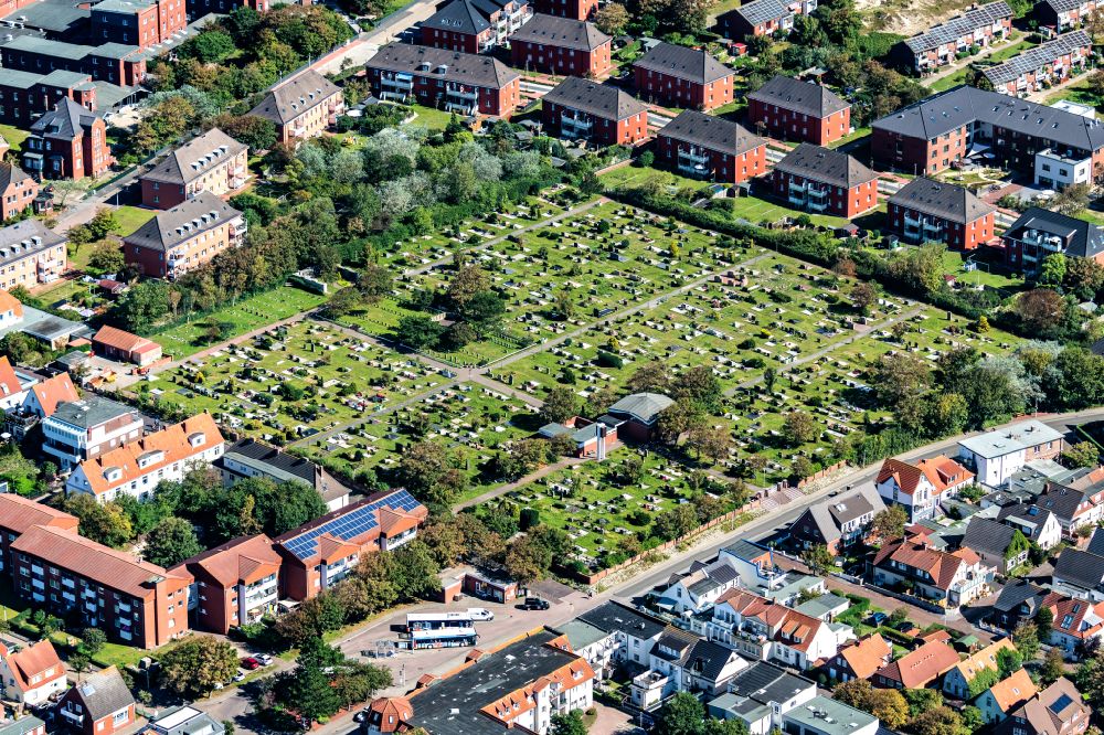 Luftaufnahme Norderney - Grabreihen auf dem Gelände des Friedhofes inder Jann-Berghaus-Straße 44-45 auf Norderney im Bundesland Niedersachsen, Deutschland