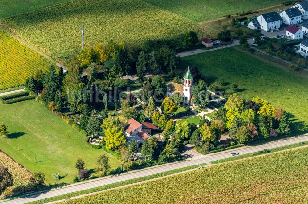 Luftaufnahme Mahlberg - Grabreihen auf dem Gelände des Friedhofes mit Kapelle in Mahlberg im Bundesland Baden-Württemberg, Deutschland