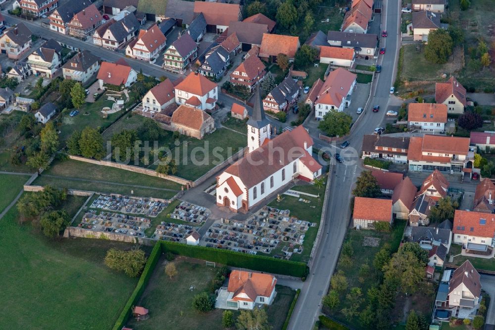 Luftbild Seebach - Grabreihen auf dem Gelände des Friedhofes an der katholischen Kirche Saint-Martin in Seebach in Grand Est, Frankreich