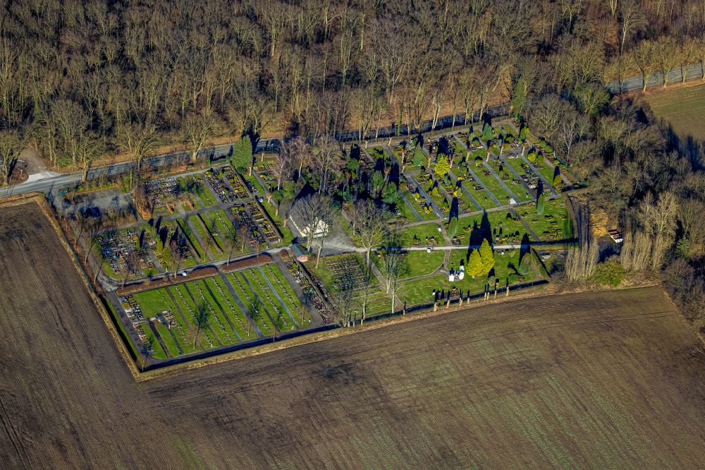 Luftaufnahme Bodelschwingh - Grabreihen auf dem Gelände des Friedhofes Katholischer Friedhof in Bodelschwingh im Bundesland Nordrhein-Westfalen, Deutschland