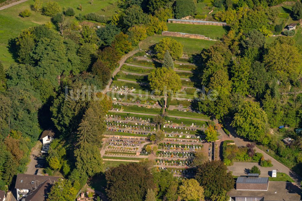 Luftbild Kippenheim - Grabreihen auf dem Gelände des Friedhofes in Kippenheim im Bundesland Baden-Württemberg, Deutschland