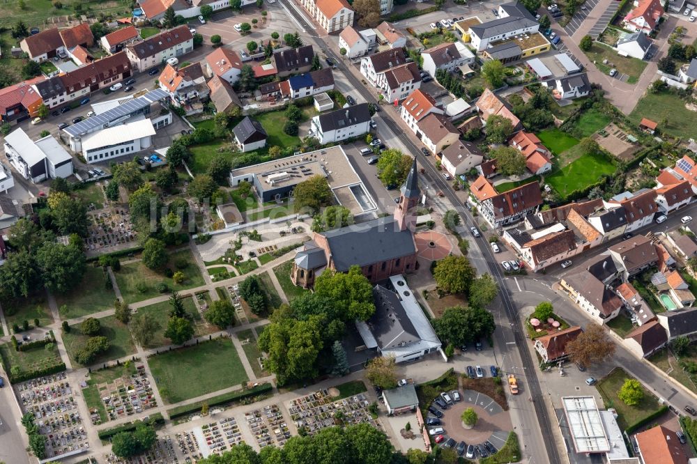 Luftaufnahme Linkenheim - Grabreihen auf dem Gelände des Friedhofes der Ev. Kirche Linkenheim in Linkenheim im Bundesland Baden-Württemberg, Deutschland