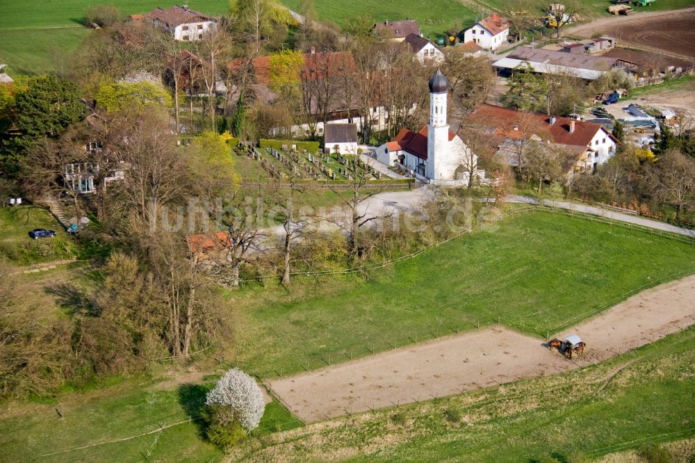Pähl von oben - Grabreihen auf dem Gelände des Friedhofes an der Kirche in Pähl im Bundesland Bayern