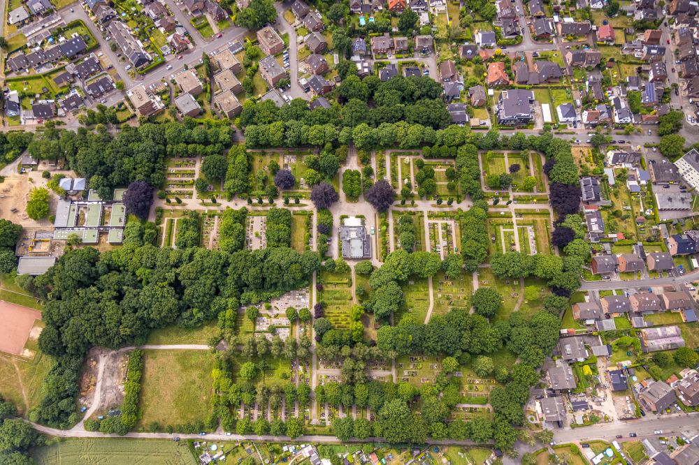 Luftaufnahme Dorsten - Grabreihen auf dem Gelände des Friedhofes - Kommunalfriedhof in Dorsten im Bundesland Nordrhein-Westfalen, Deutschland