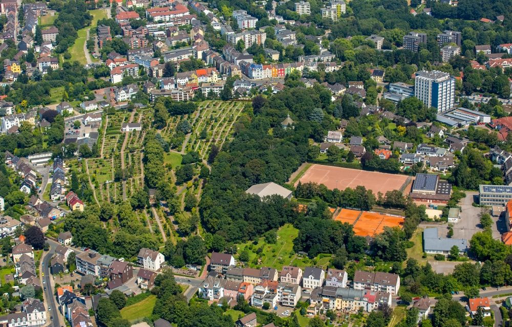 Luftaufnahme Hattingen - Grabreihen auf dem Gelände des Friedhofes St. Mauritius in Hattingen im Bundesland Nordrhein-Westfalen