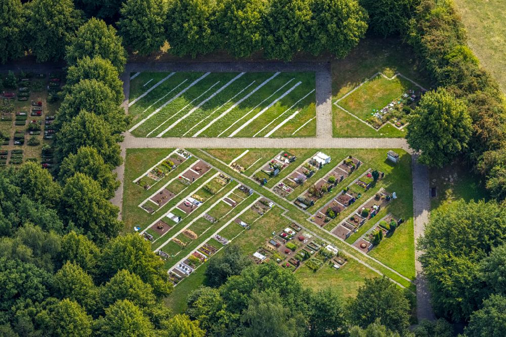 Luftbild Mülheim an der Ruhr - Grabreihen auf dem Gelände des Friedhofes Mülheim an der Ruhr in Mülheim an der Ruhr im Bundesland Nordrhein-Westfalen, Deutschland