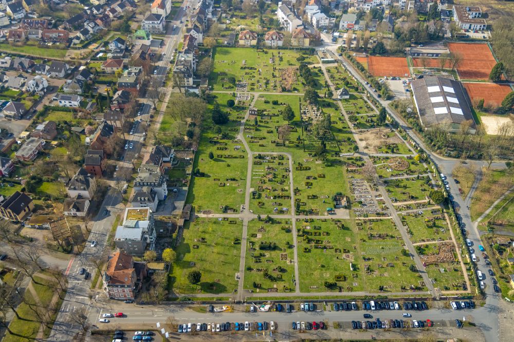 Luftaufnahme Hamm - Grabreihen auf dem Gelände des Friedhofes im Ortsteil Heessen in Hamm im Bundesland Nordrhein-Westfalen, Deutschland