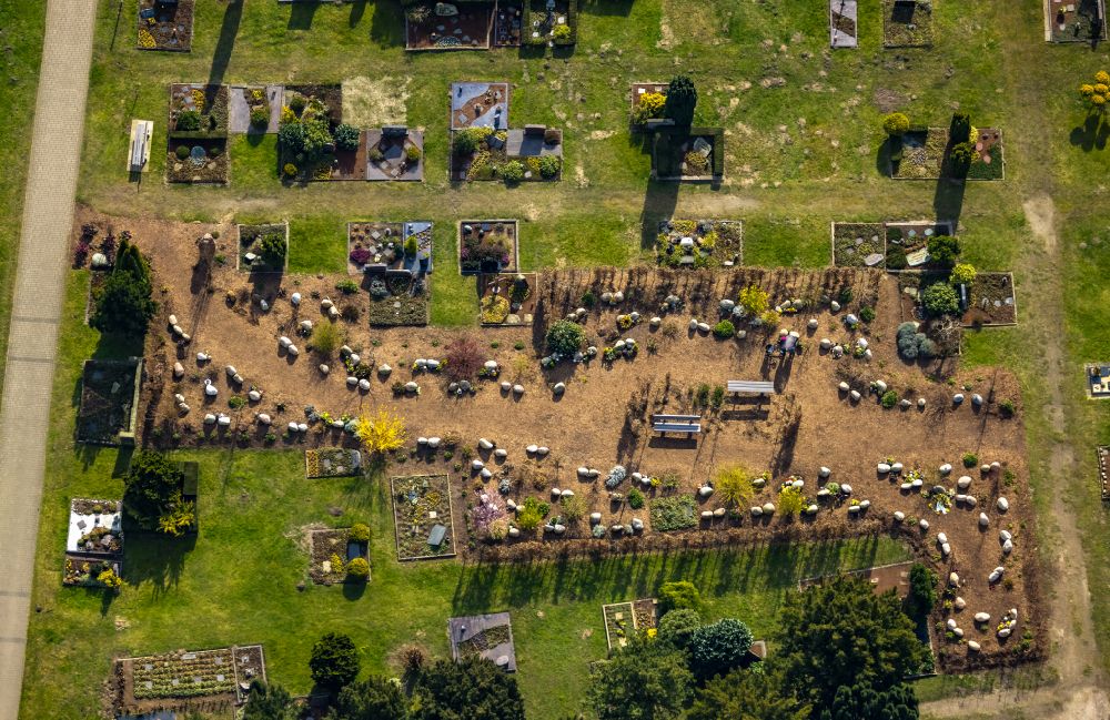 Hamm von oben - Grabreihen auf dem Gelände des Friedhofes im Ortsteil Heessen in Hamm im Bundesland Nordrhein-Westfalen, Deutschland