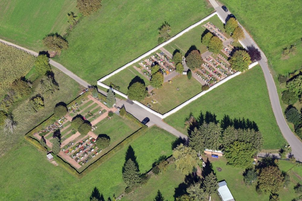 Kandern von oben - Grabreihen auf dem Gelände des Friedhofes im Ortsteil Wollbach in Kandern im Bundesland Baden-Württemberg, Deutschland