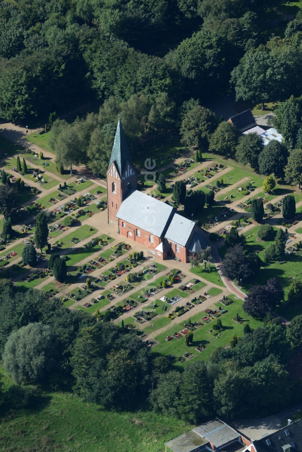 Luftaufnahme Eggebek - Grabreihen auf dem Gelände des Friedhofes der St. Petrus Kirche in Eggebek im Bundesland Schleswig-Holstein