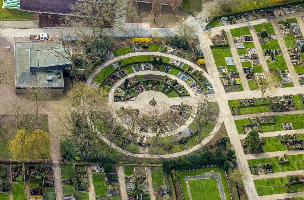 Luftaufnahme Rees - Grabreihen auf dem Gelände des Friedhofes in Rees im Bundesland Nordrhein-Westfalen, Deutschland