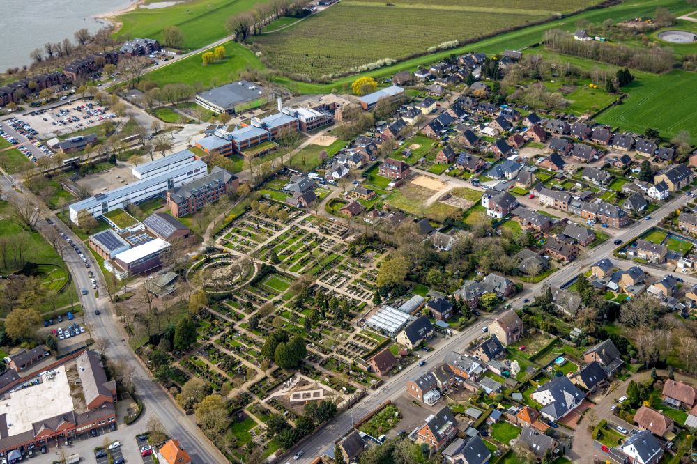 Luftbild Rees - Grabreihen auf dem Gelände des Friedhofes in Rees im Bundesland Nordrhein-Westfalen, Deutschland