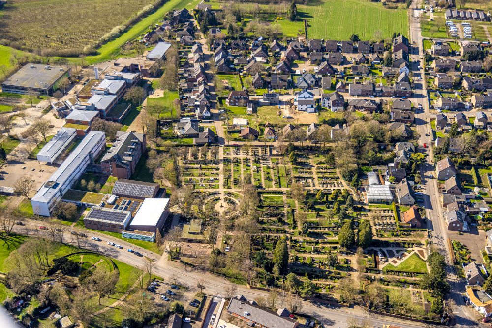 Luftaufnahme Rees - Grabreihen auf dem Gelände des Friedhofes in Rees im Bundesland Nordrhein-Westfalen, Deutschland