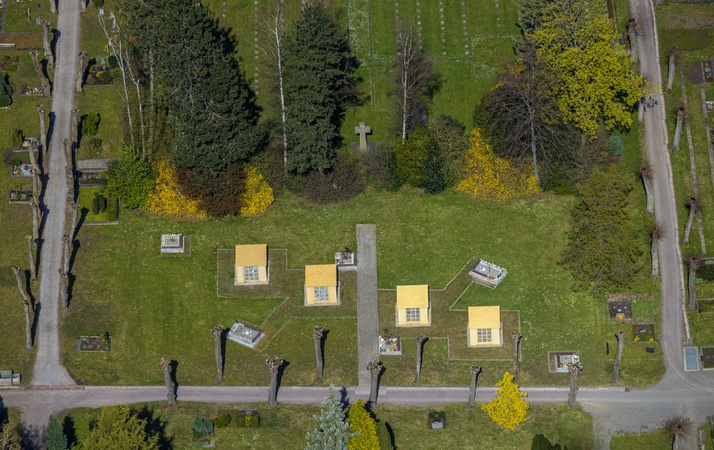Luftbild Hagen - Grabreihen auf dem Gelände des Friedhofes Rembergfriedhof in Hagen im Bundesland Nordrhein-Westfalen, Deutschland