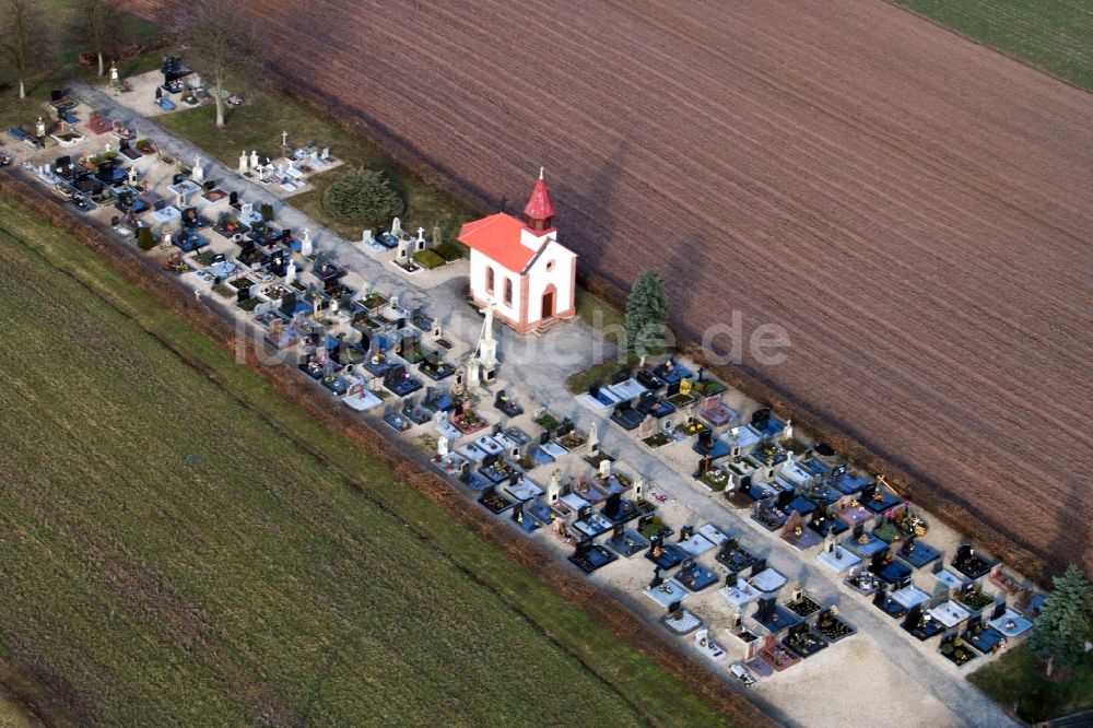 Luftbild Salmbach - Grabreihen auf dem Gelände des Friedhofes in Salmbach in Grand Est, Frankreich