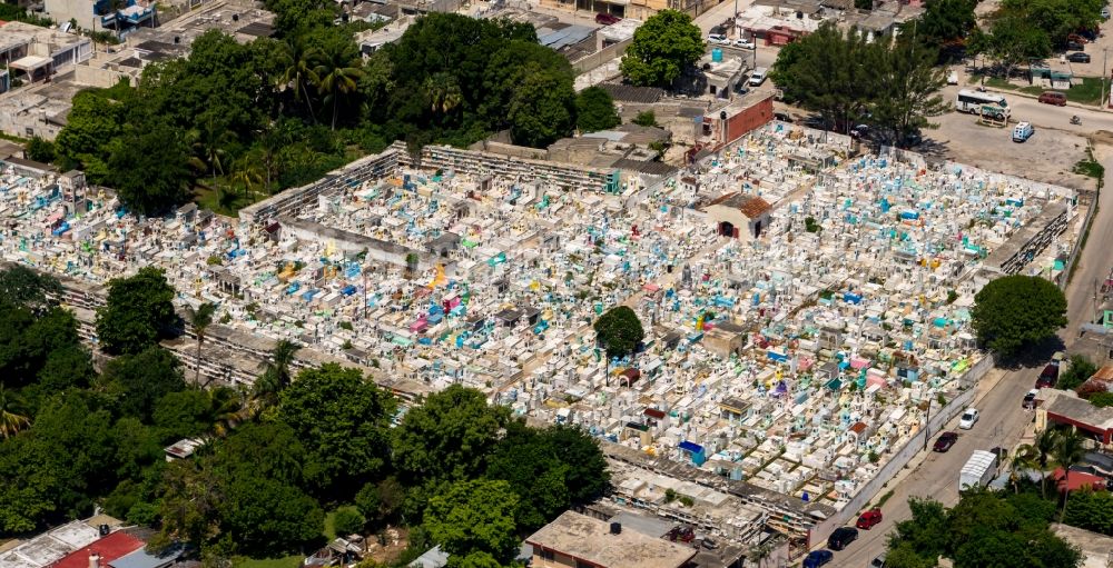 Luftbild Campeche - Grabreihen auf dem Gelände des Friedhofes Santa Lucia in Campeche in Mexiko