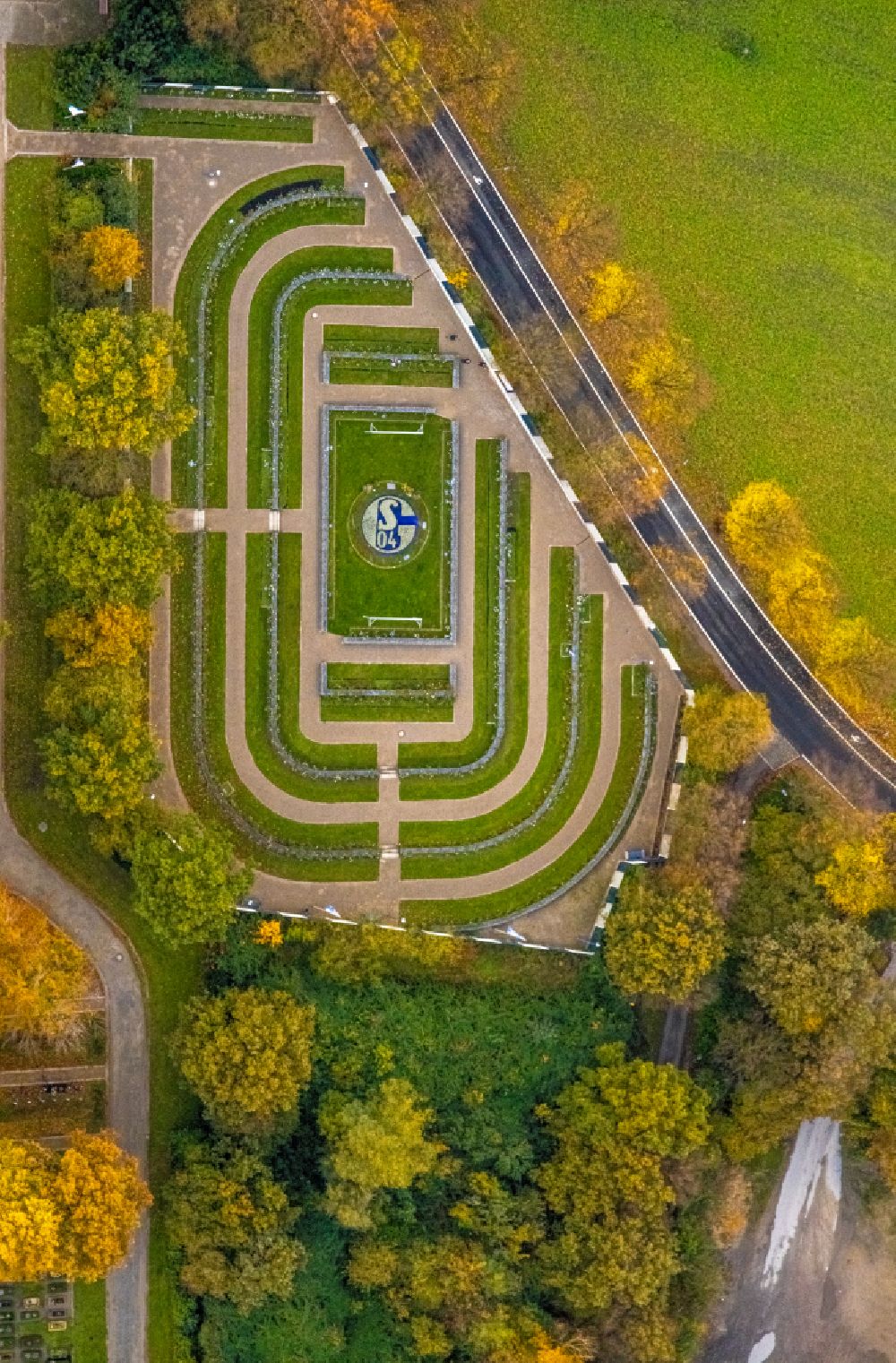 Luftbild Gelsenkirchen - Grabreihen auf dem Gelände des Friedhofes Schalke-FanFeld in Gelsenkirchen im Bundesland Nordrhein-Westfalen, Deutschland