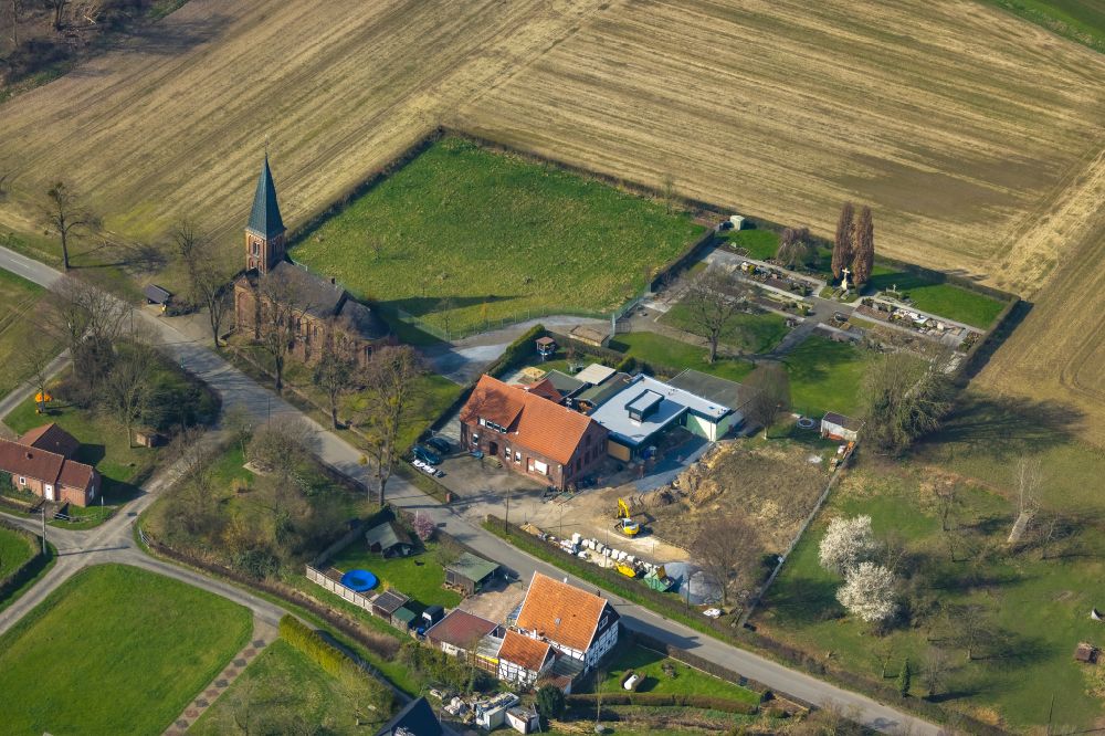 Süddinker aus der Vogelperspektive: Grabreihen auf dem Gelände des Friedhofes in Süddinker im Bundesland Nordrhein-Westfalen, Deutschland
