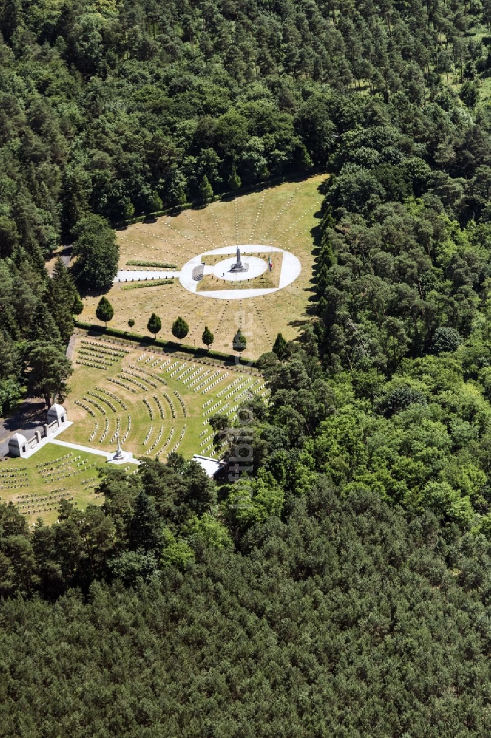 Luftbild Stahnsdorf - Grabreihen auf dem Gelände des Friedhofes Südwestkirchhof Stahnsdorf in Stahnsdorf im Bundesland Brandenburg, Deutschland