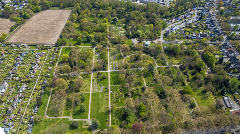Luftaufnahme Bochum - Grabreihen auf dem Gelände des Friedhofes Städtischer Friedhof Werne in Bochum im Bundesland Nordrhein-Westfalen, Deutschland