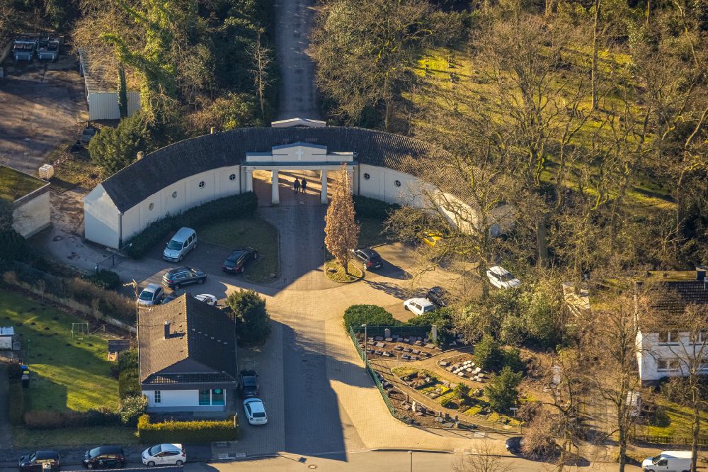 Luftaufnahme Castrop-Rauxel - Grabreihen auf dem Gelände des Friedhofes und der Trauerhalle in Castrop-Rauxel im Bundesland Nordrhein-Westfalen, Deutschland