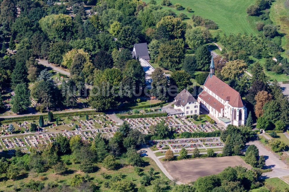 Luftbild Zell-Weierbach - Grabreihen auf dem Gelände des Friedhofes der Weingartenkirche in Zell-Weierbach im Bundesland Baden-Württemberg, Deutschland
