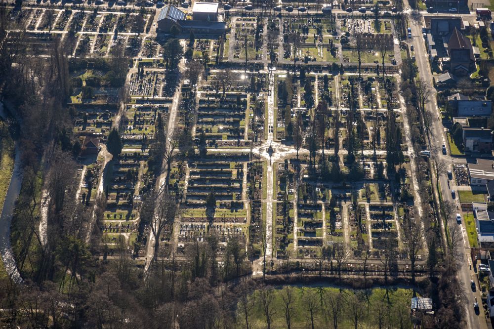 Werne von oben - Grabreihen auf dem Gelände des Friedhofes in Werne im Bundesland Nordrhein-Westfalen, Deutschland