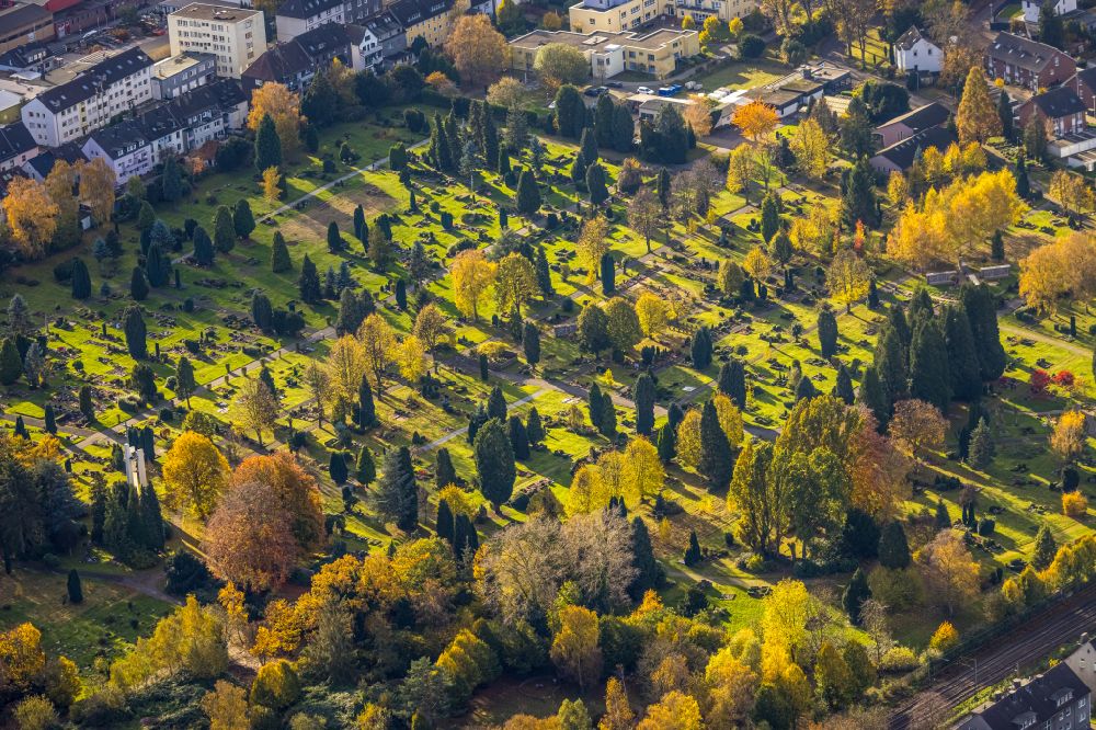 Witten von oben - Grabreihen auf dem Gelände des Friedhofes in Witten im Bundesland Nordrhein-Westfalen