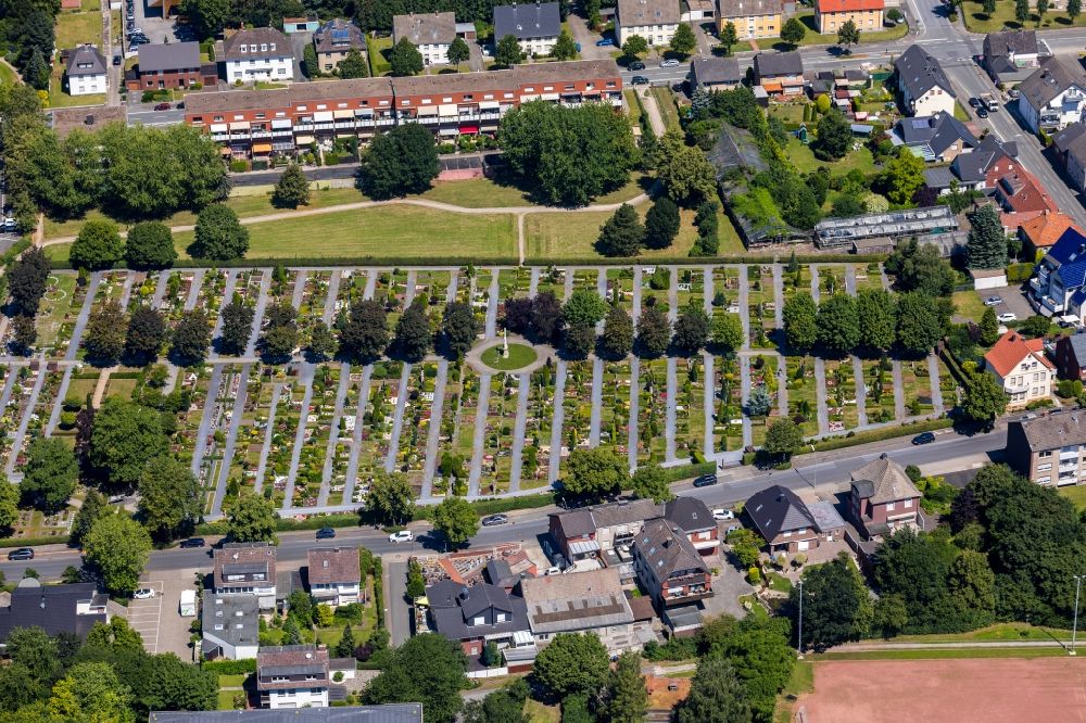 Neubeckum von oben - Grabreihen auf dem Gelände des katholischen Friedhofes in Neubeckum im Bundesland Nordrhein-Westfalen, Deutschland