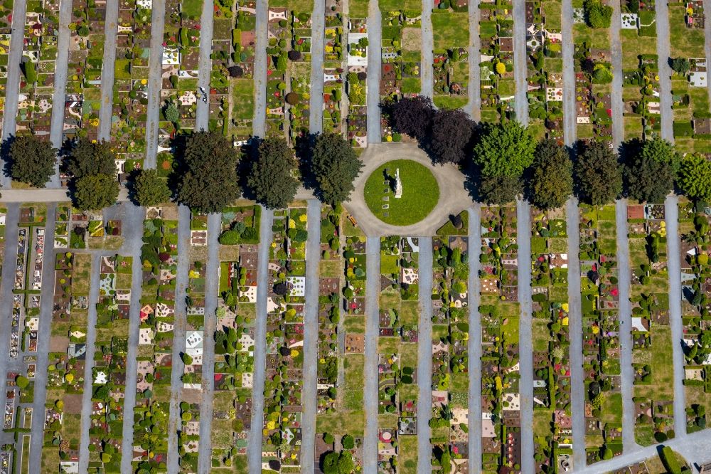 Luftbild Neubeckum - Grabreihen auf dem Gelände des katholischen Friedhofes in Neubeckum im Bundesland Nordrhein-Westfalen, Deutschland