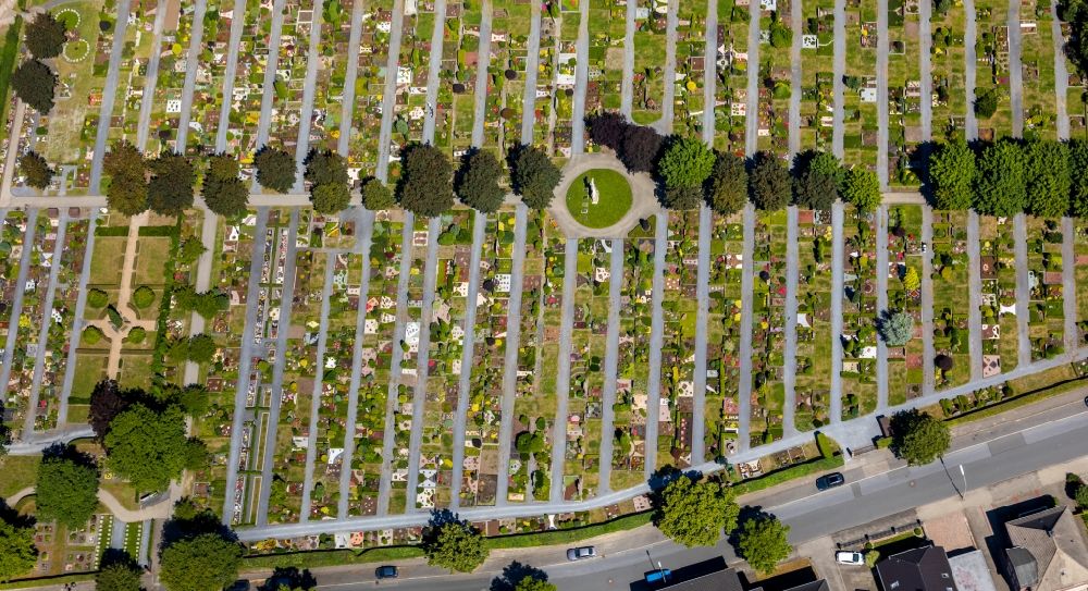 Luftaufnahme Neubeckum - Grabreihen auf dem Gelände des katholischen Friedhofes in Neubeckum im Bundesland Nordrhein-Westfalen, Deutschland