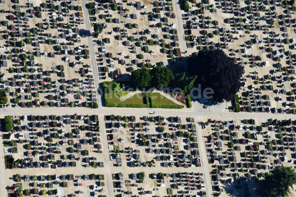 Luftaufnahme Straubing - Grabreihen auf dem Gelände des katholischen Friedhofes in Straubing im Bundesland Bayern, Deutschland