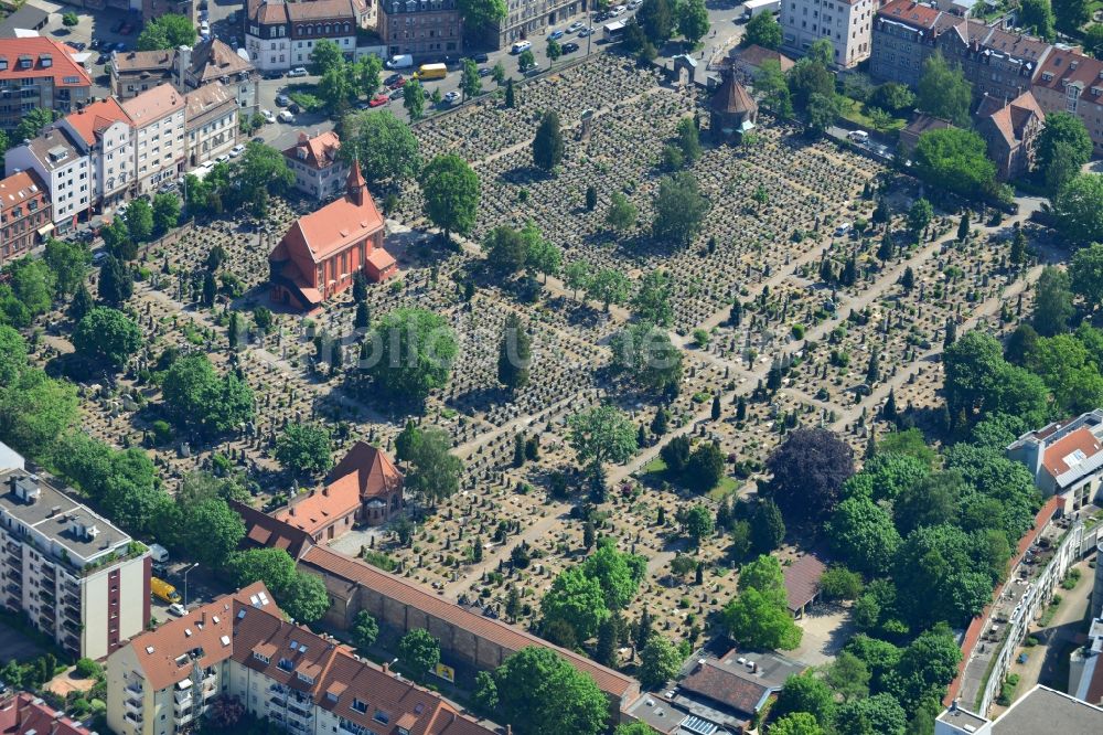 Nürnberg von oben - Grabreihen auf dem Gelände des Sankt Johannis Friedhof in Nürnberg im Bundesland Bayern