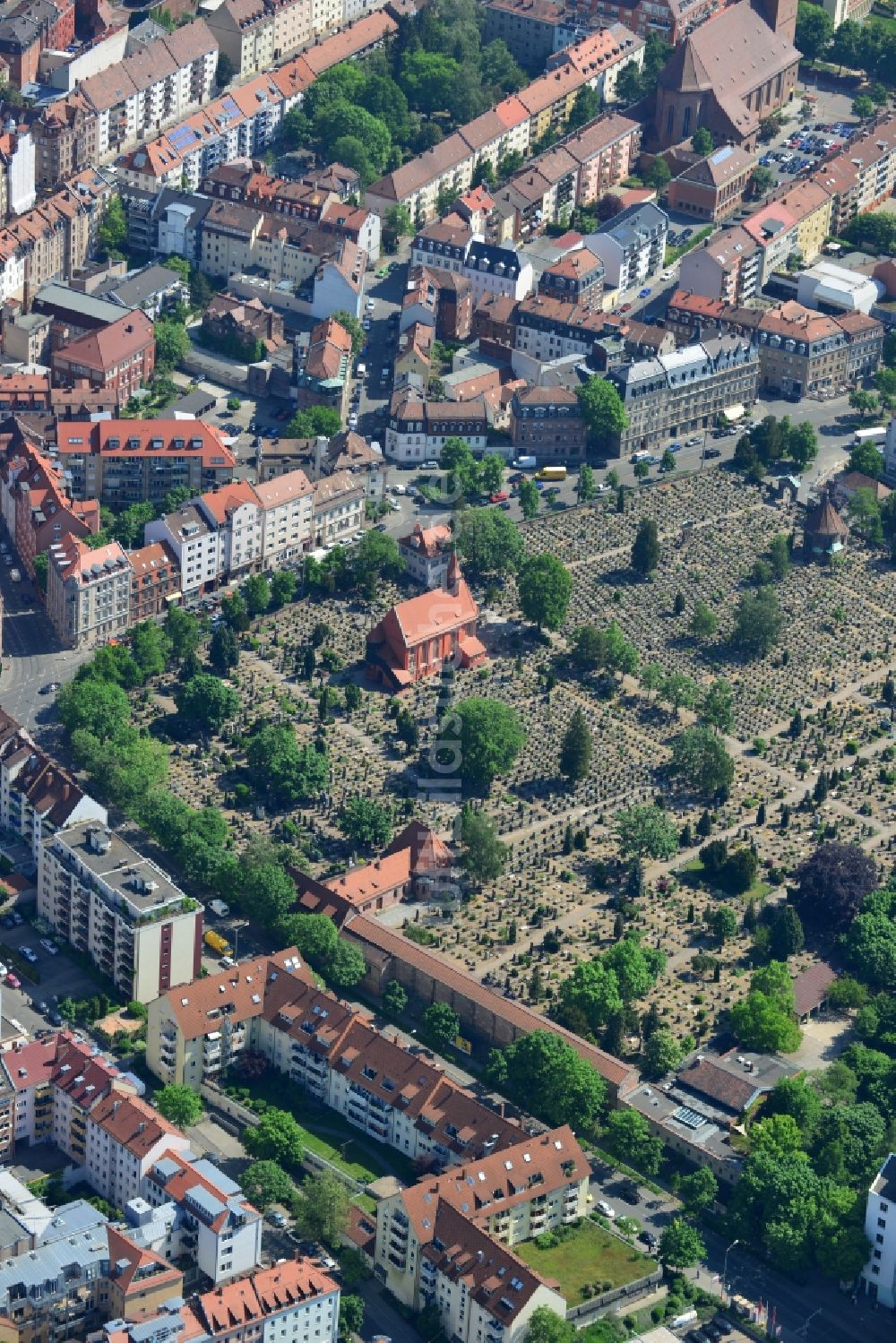 Nürnberg aus der Vogelperspektive: Grabreihen auf dem Gelände des Sankt Johannis Friedhof in Nürnberg im Bundesland Bayern