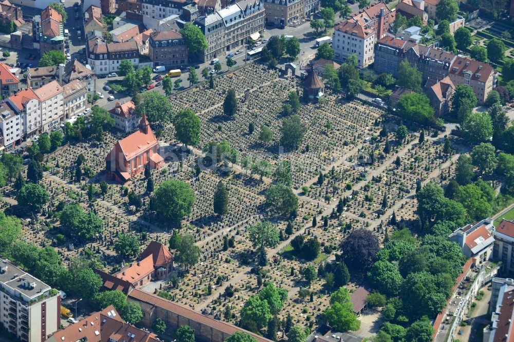 Luftbild Nürnberg - Grabreihen auf dem Gelände des Sankt Johannis Friedhof in Nürnberg im Bundesland Bayern